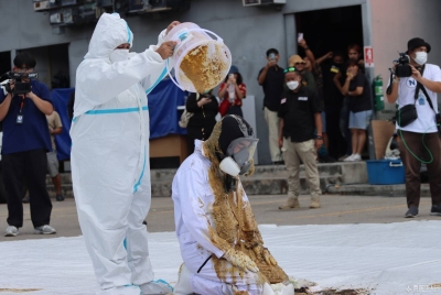 牛粪水浇身、模仿“巴逸”，泰国集会组织又搞哪出？